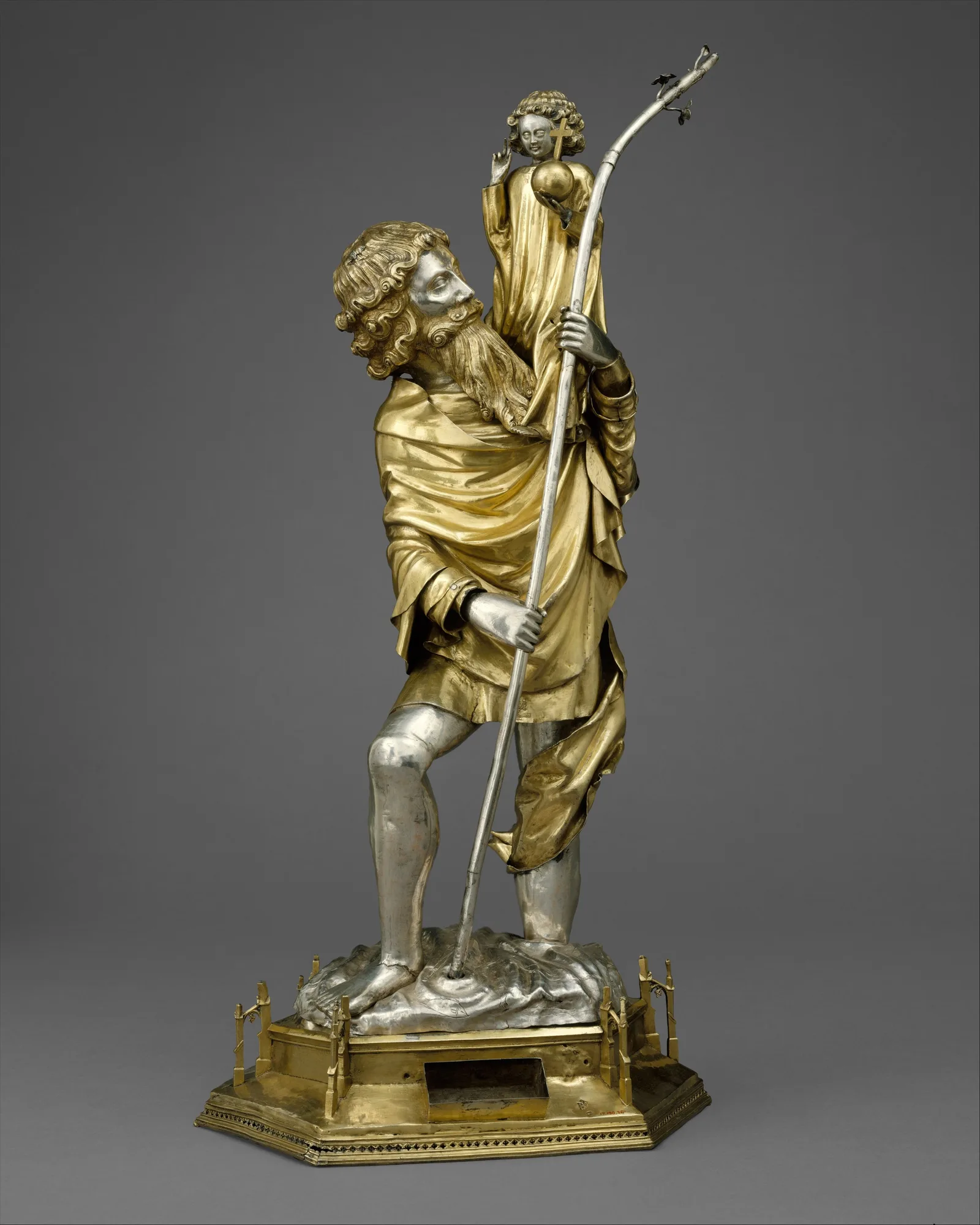 Estatuilla relicario de plata de San Cristóbal con el Niño Jesús, Francia, hacia 1375 a 1425
