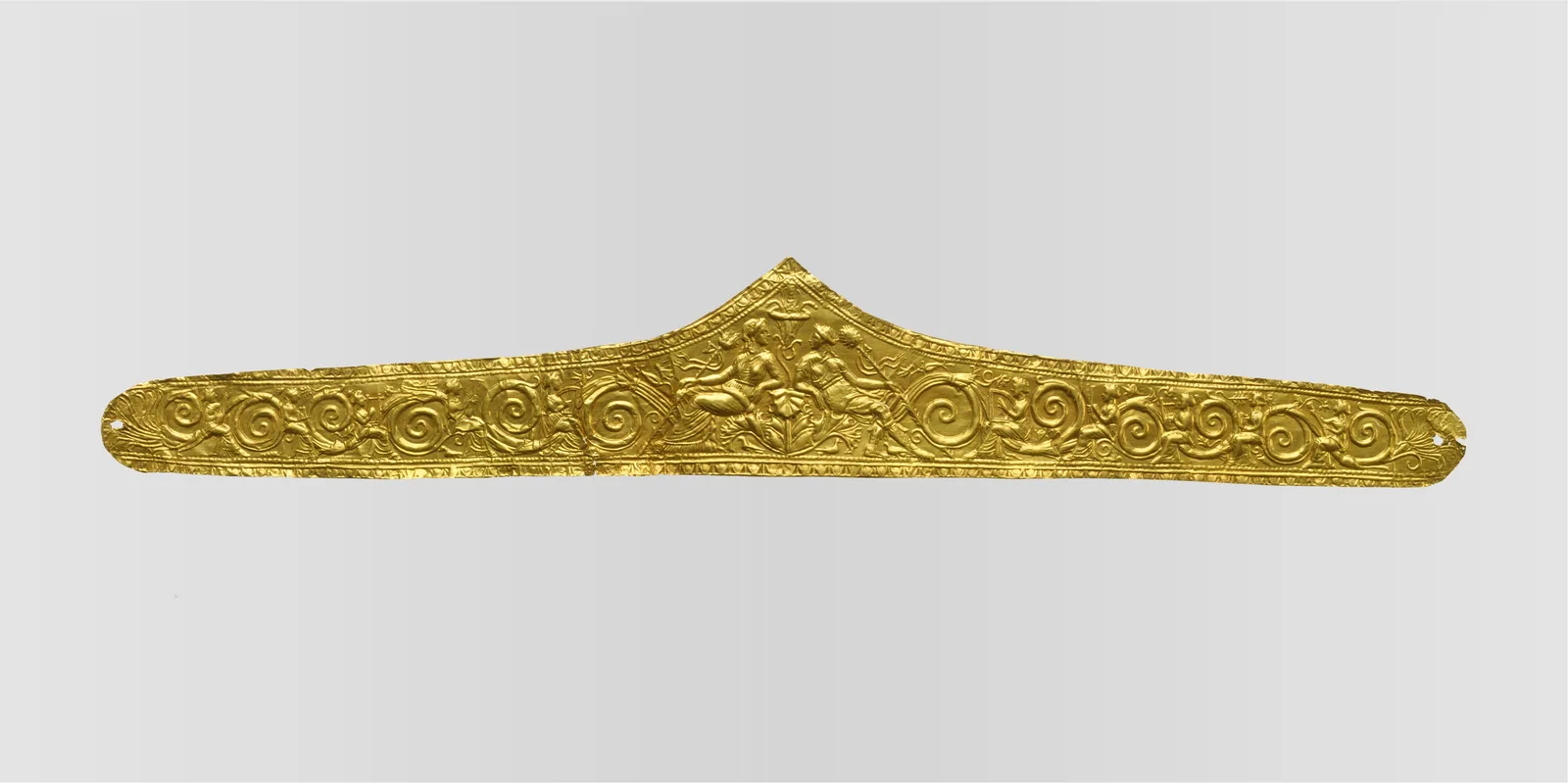 Diadema helenística de oro en forma de frontón con un acento central sobre la frente