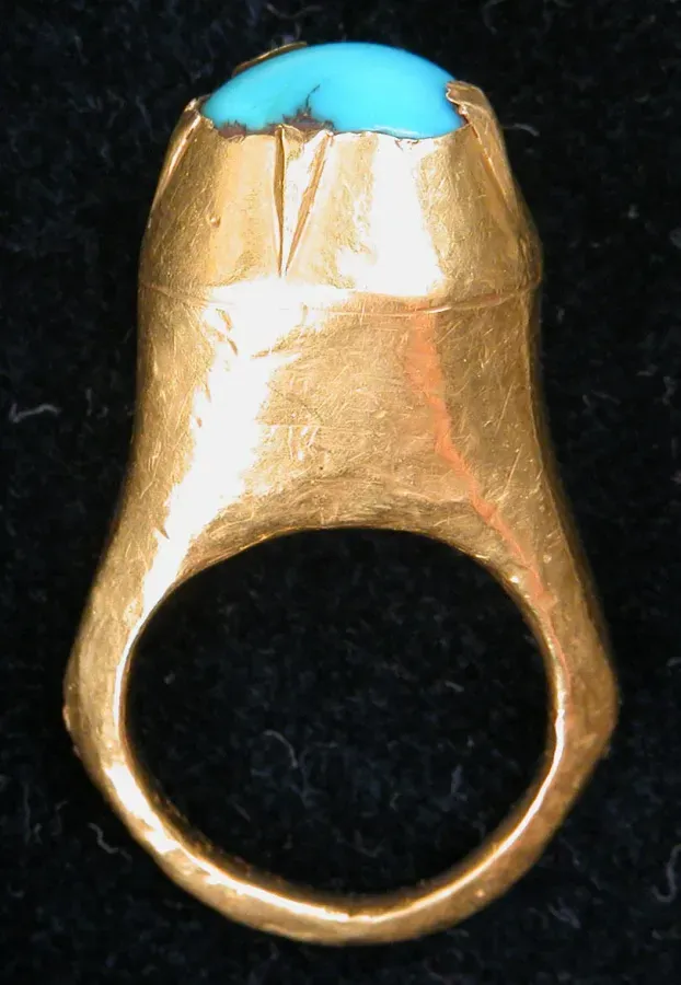 Antiguo anillo de oro con turquesa en engaste cerrado (bezel)