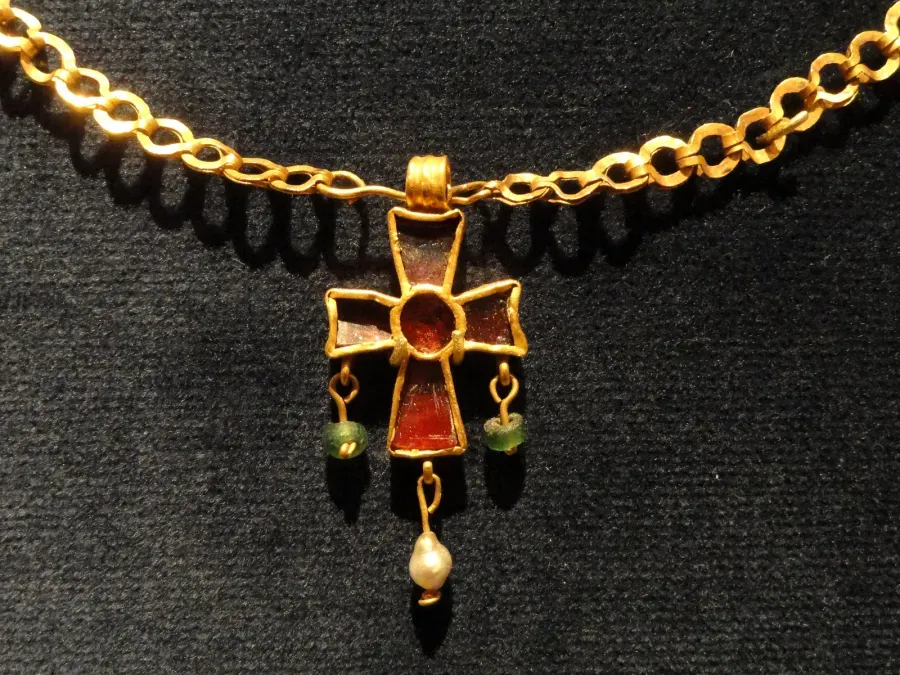 Cadena de oro paleobizantina con cruz colgante, siglo VI, Cleveland Museum of Art