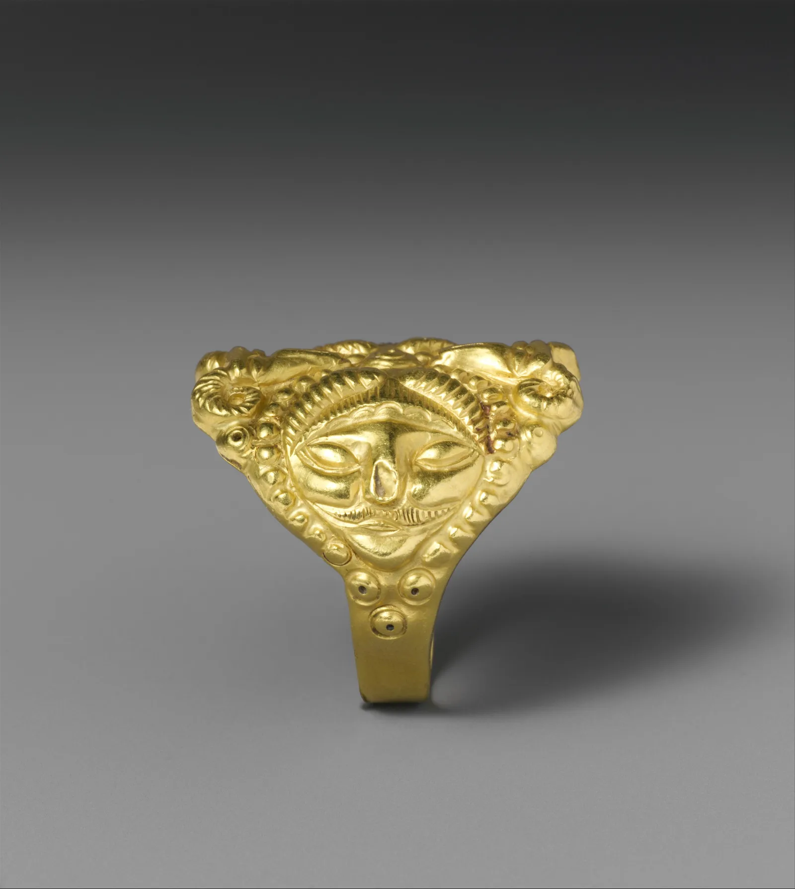 Anillo de aro liso sin piedras, ejemplo de forma