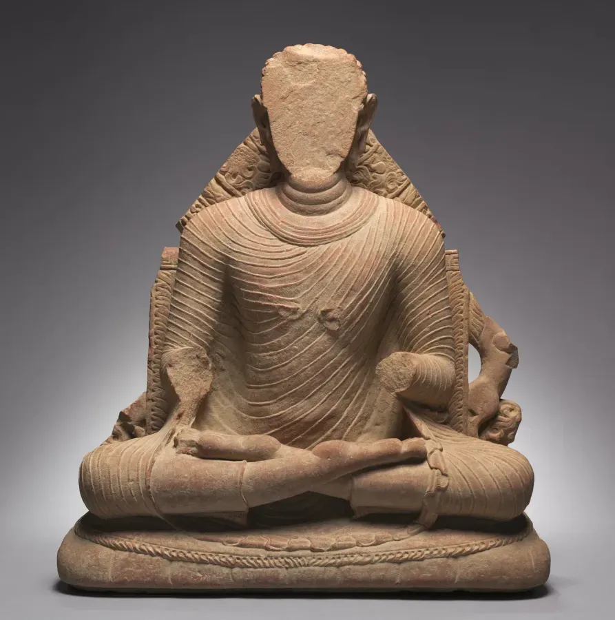 Buda sentado de Mathura, siglo V, con el punto urna en la frente y la protuberancia ushnisha en lo alto del craneo