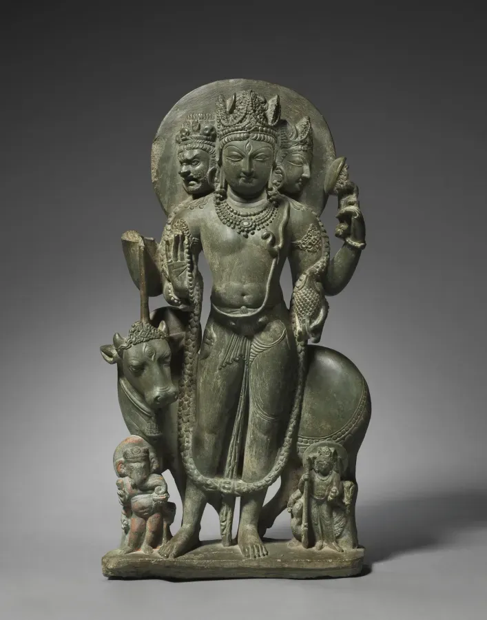 Figura de piedra de Shiva Mahadeva de pie con tres rostros y un tercer ojo, Cachemira, siglo VIII