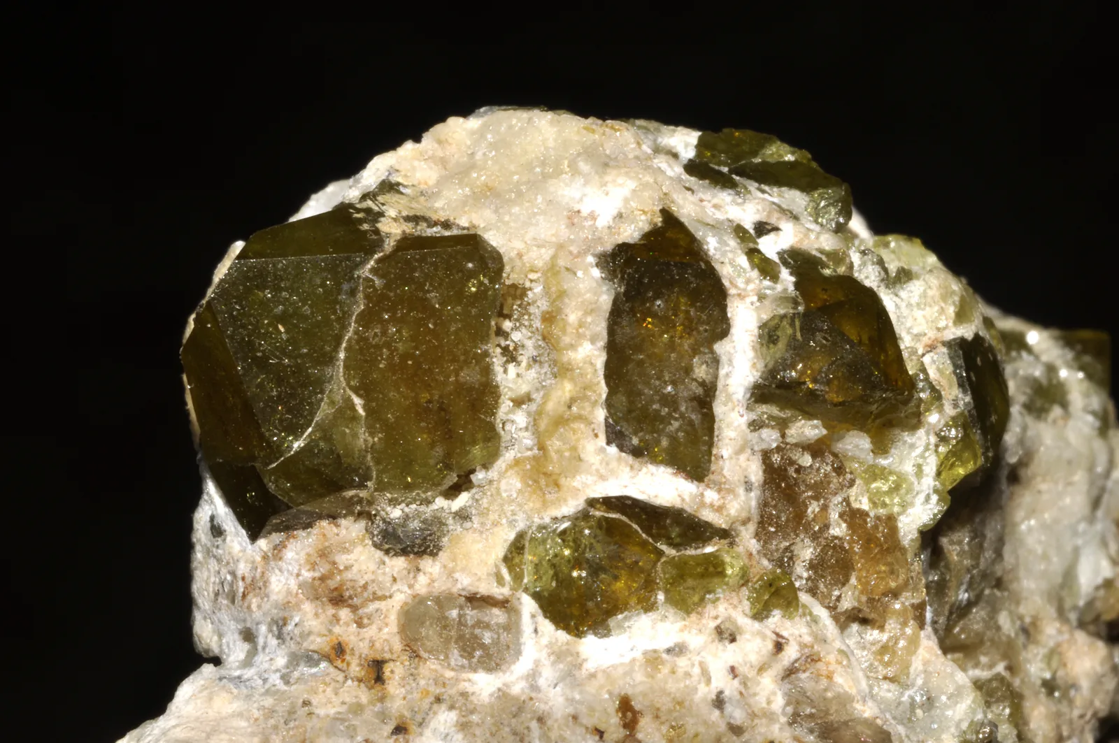 Tsavorita: granate verde, propiedades, significado y cómo llevarla