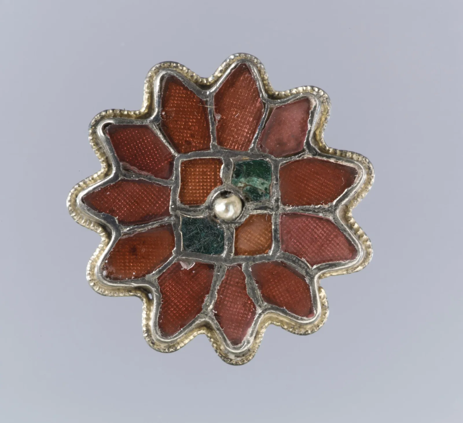 Fíbula de plata dorada con roseta engastada con granates
