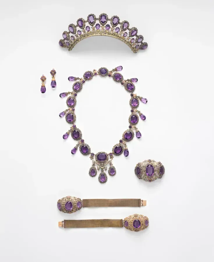 Aderezo de joyería antiguo de hacia 1830: collar, broche y pendientes de oro engastados con piedras transparentes y facetadas de tono rosa violáceo