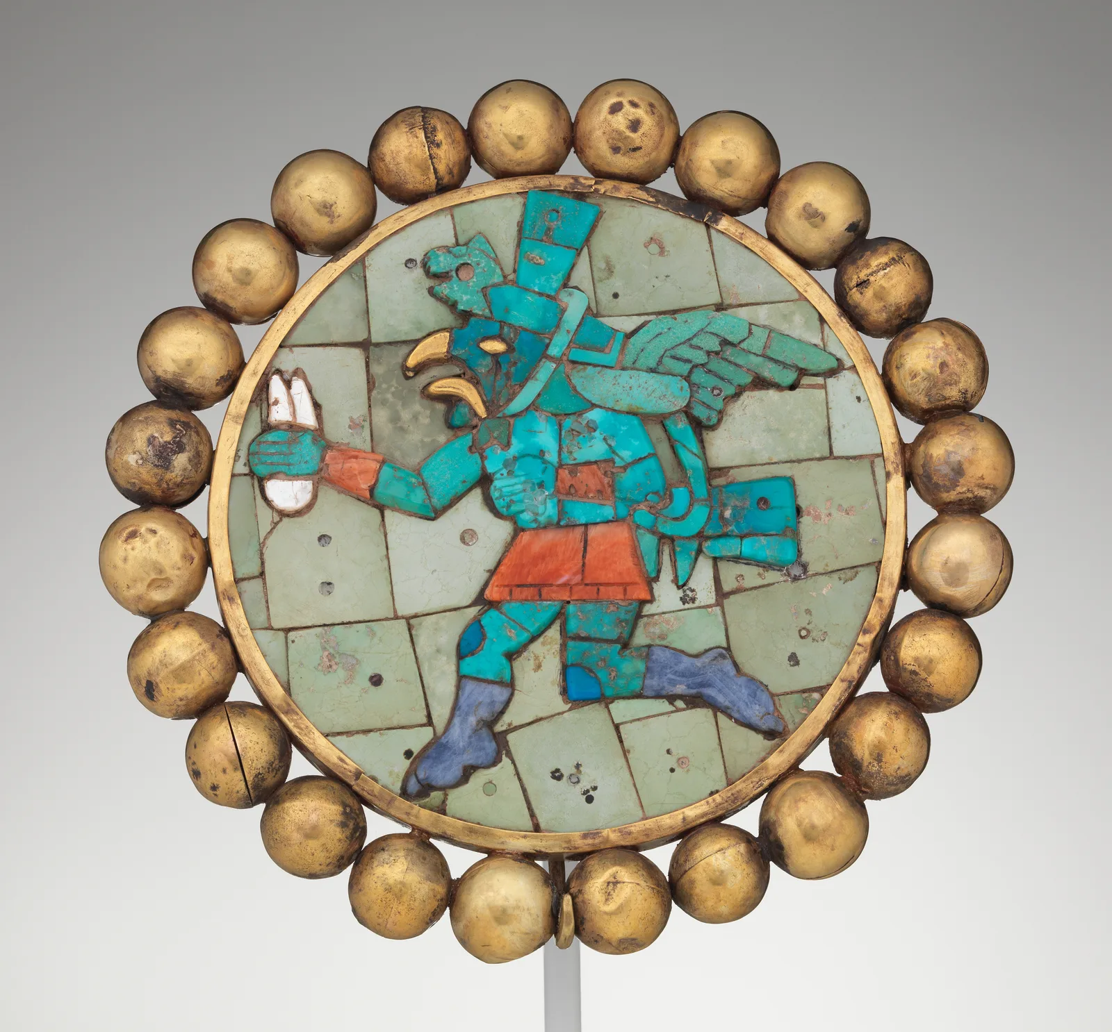 Ornamento de oreja moche de oro con incrustaciones de turquesa