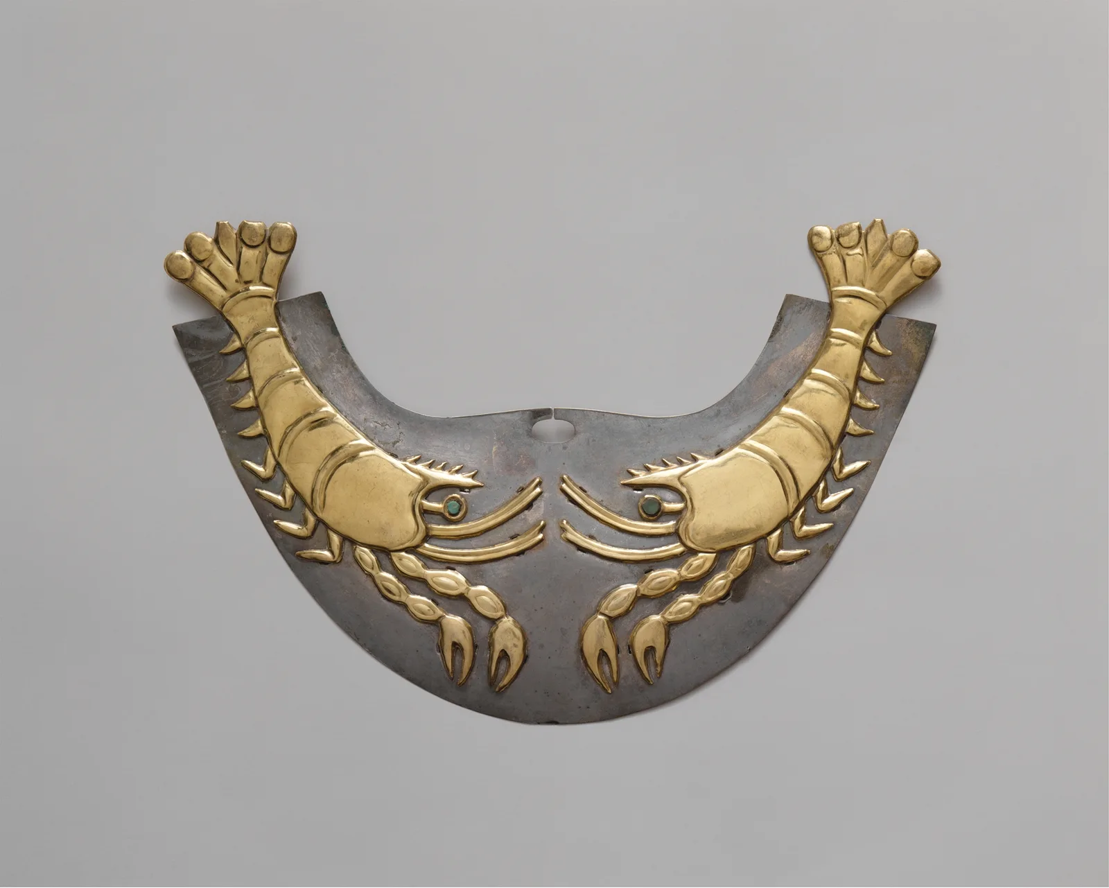 Ornamento nasal moche de oro con forma de camarón