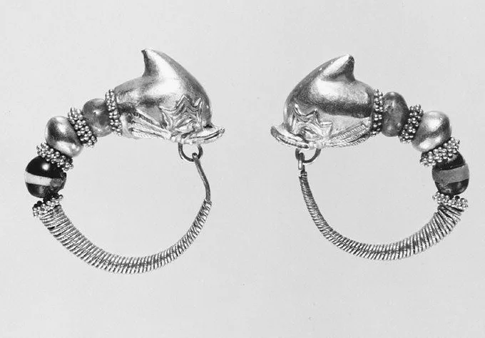 Par de pendientes de oro con colgantes
