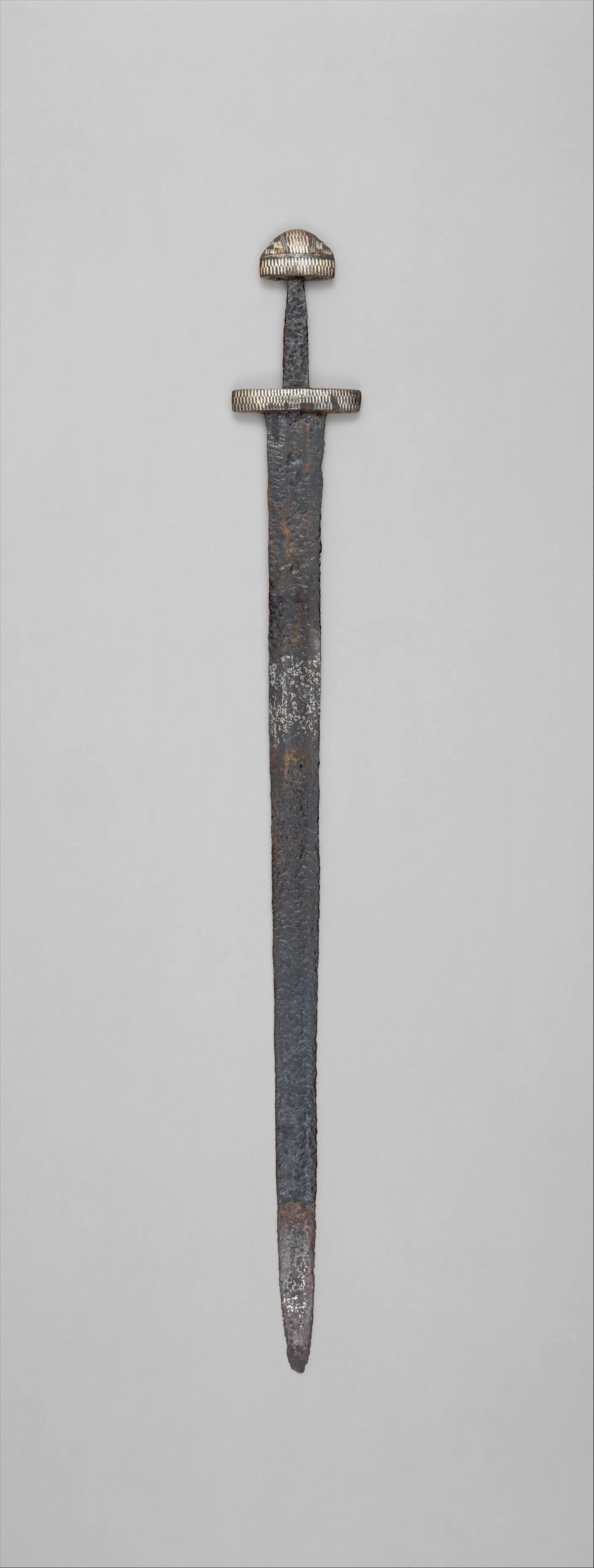 Espada vikinga del siglo X de acero con cobre, plata y niel