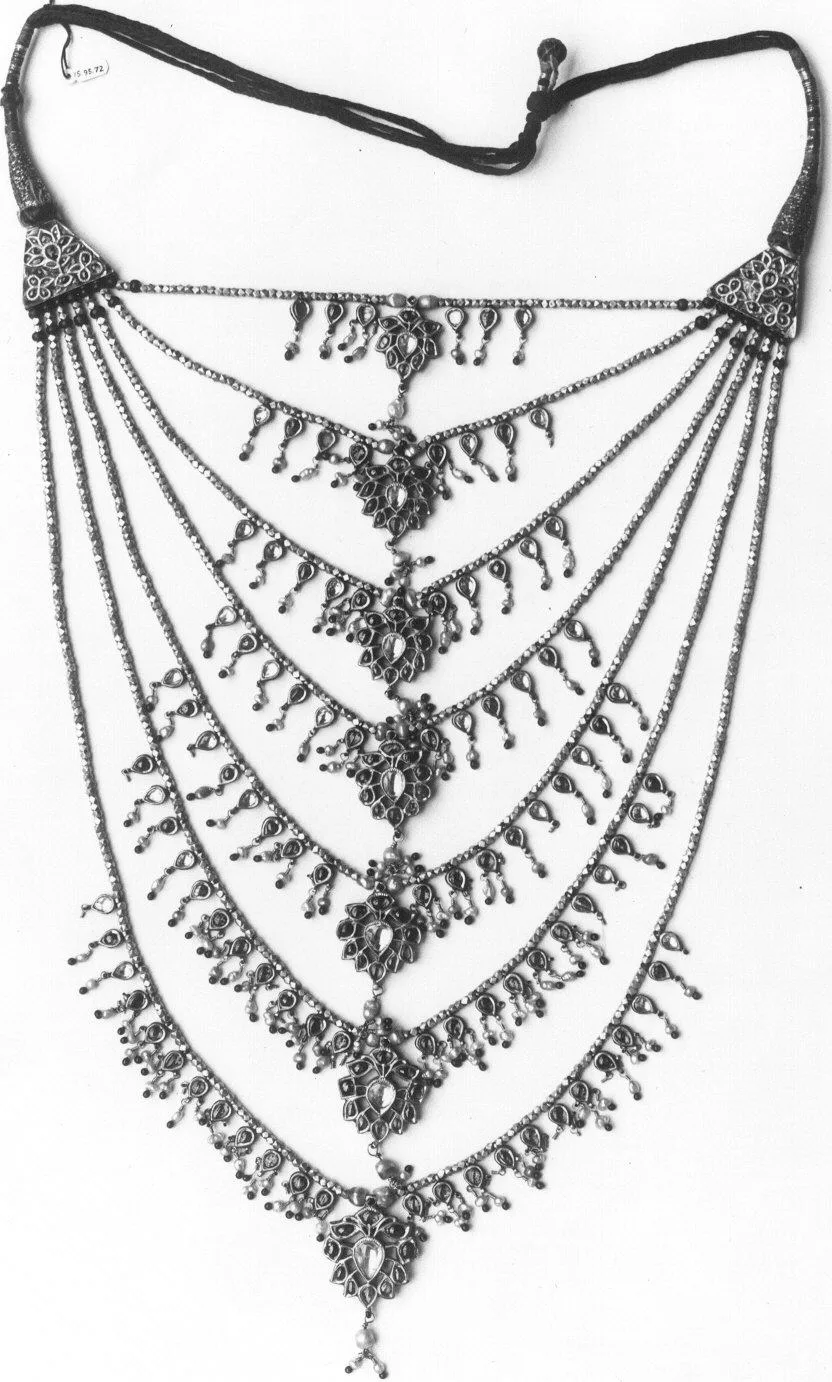 Joyas según el escote: qué collar, colgante y pendientes llevar