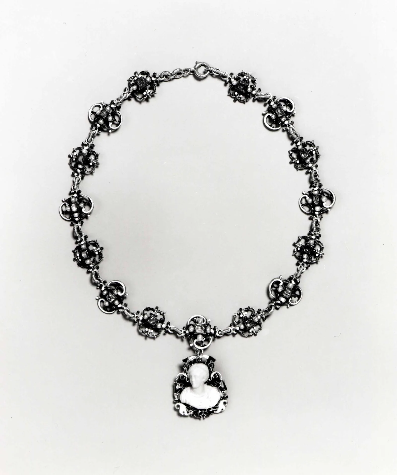 Collar de oro con colgante de camafeo en una cadena fina