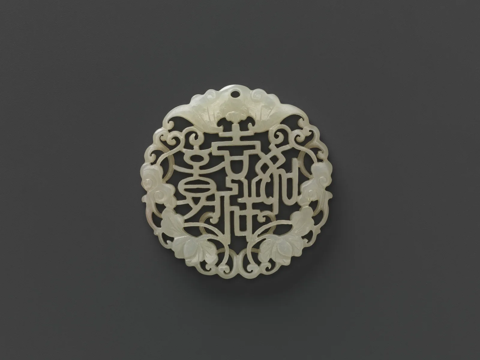 Colgante chino de nefrita tallada, llevado junto al cuerpo, siglos XVIII a XIX