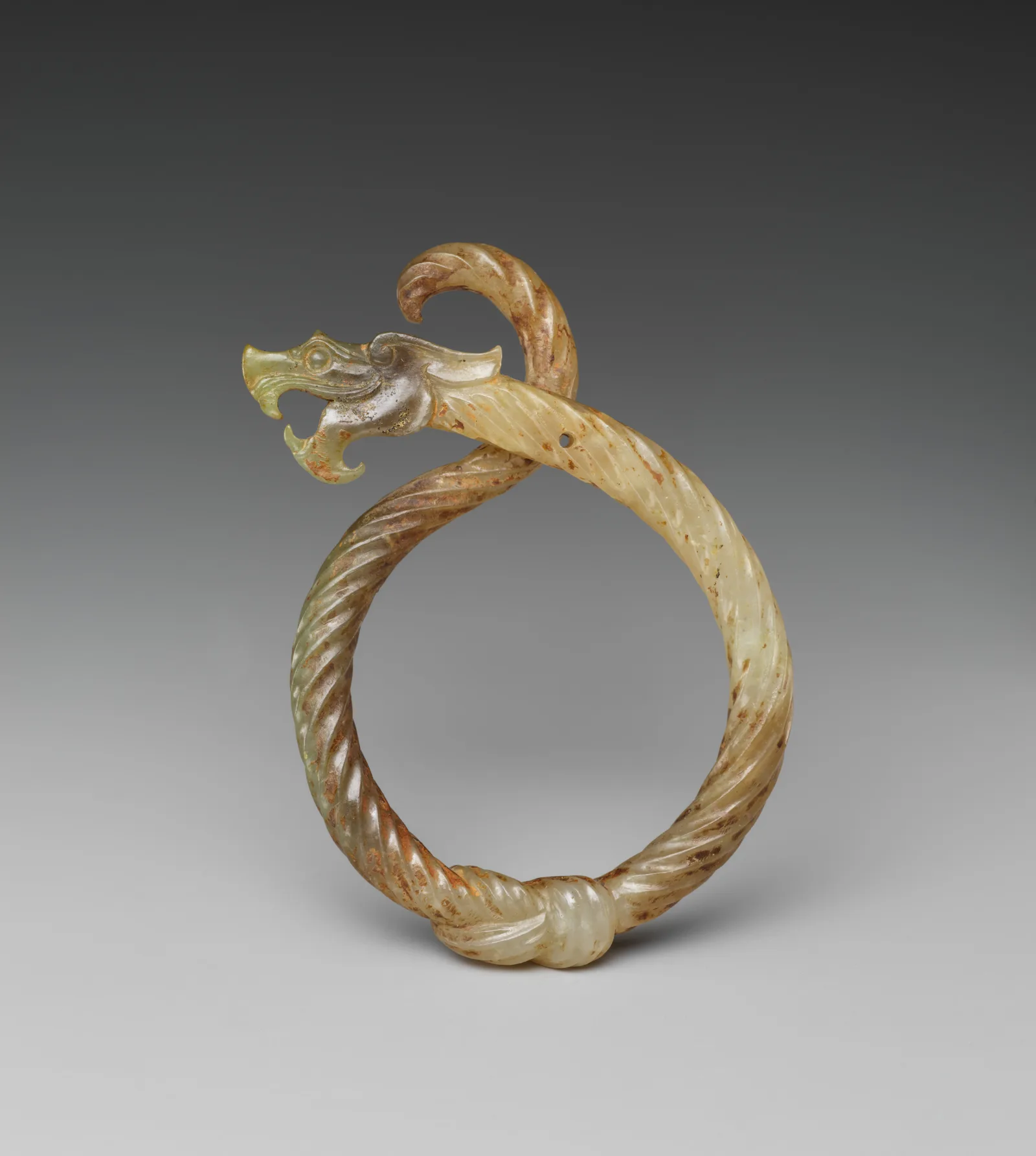 Antiguo colgante chino de nefrita con forma de dragón enroscado, siglo III antes de nuestra era