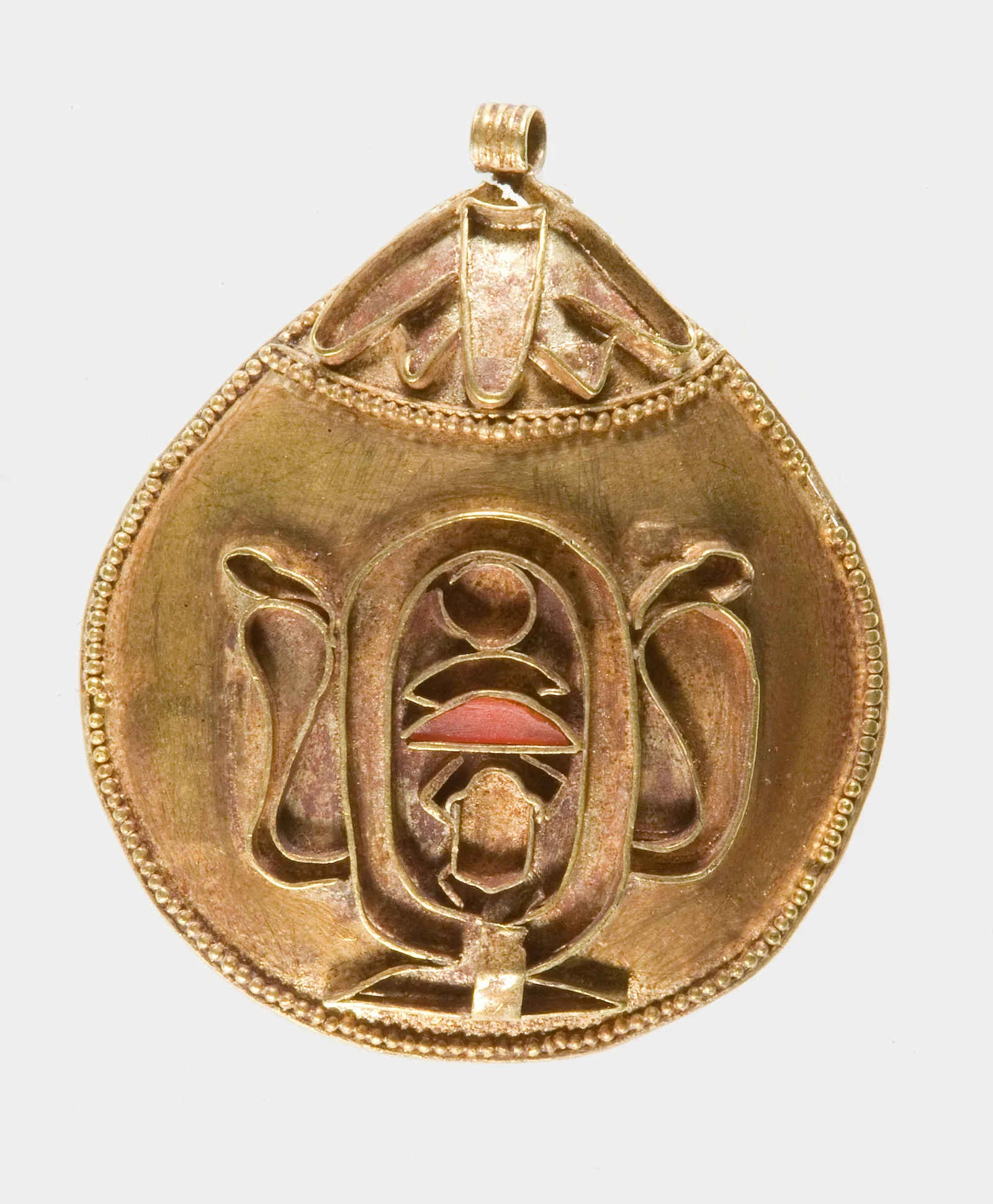 Colgante de oro en forma de concha con el nombre del faraón Senusert II