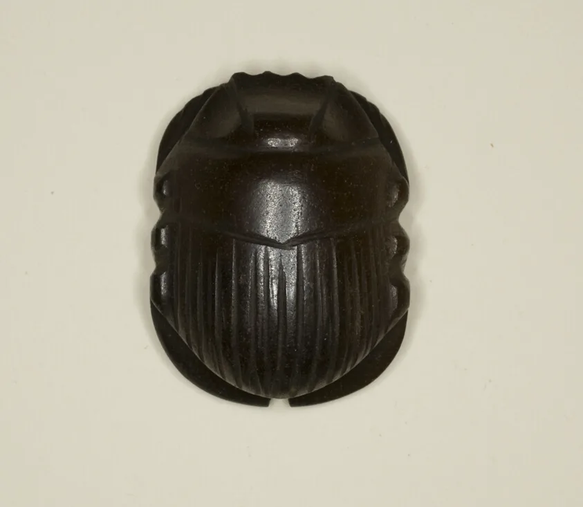 Amuleto escarabajo de piedra del antiguo Egipto