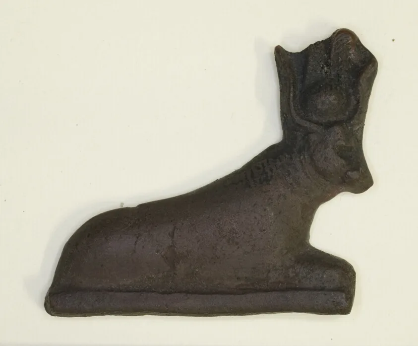 Amuleto de una vaca recostada del antiguo Egipto