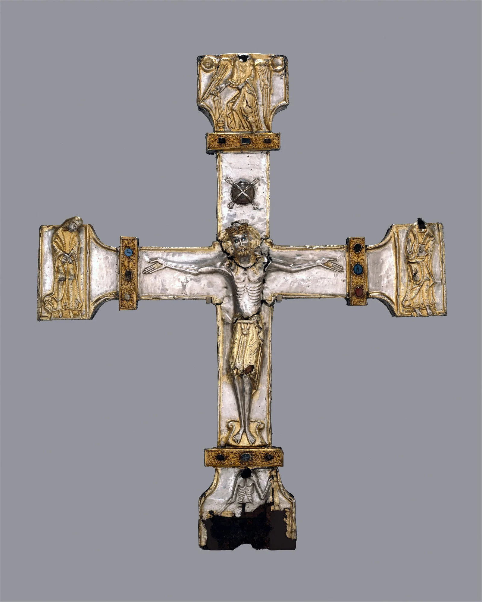 Cruz procesional española del siglo XII de plata dorada con perlas y piedras preciosas