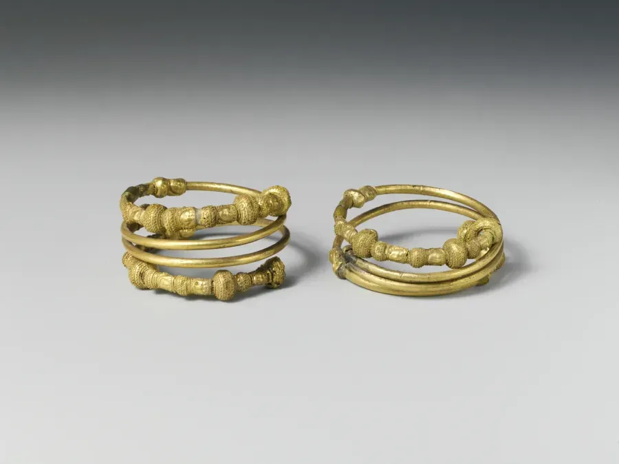 Par de brazaletes en espiral etruscos en oro y plata, siglos VII a VI a. C.
