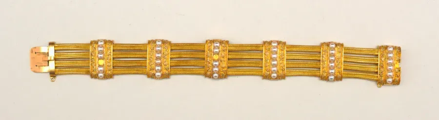 Pulsera flexible francesa del siglo XIX con seis bandas de oro, medias perlas y motivo de vid