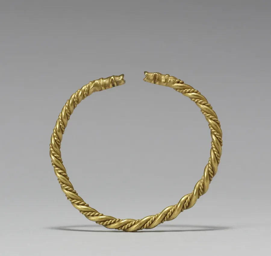 Brazalete vikingo de plata trenzada con cabezas de animales en los extremos