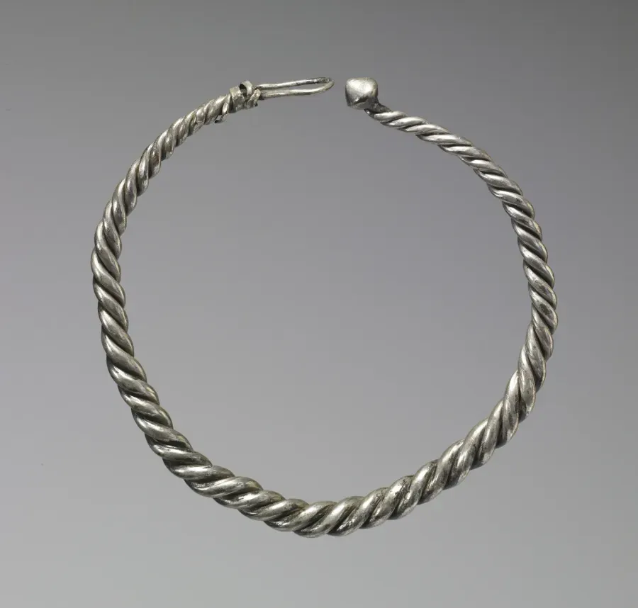 Collar vikingo de plata formado por tres alambres trenzados con cierre cónico