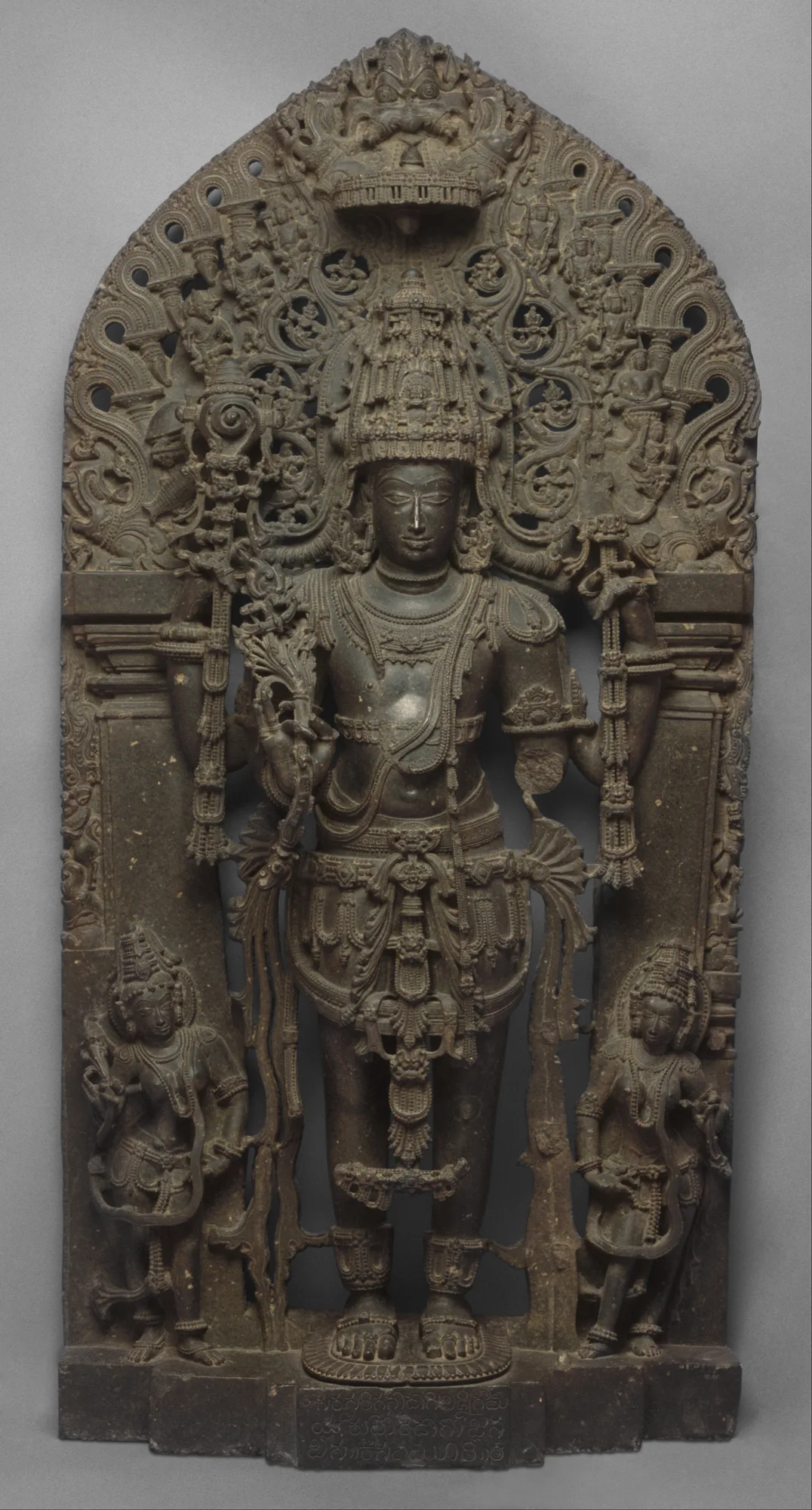 Figura de piedra de Vishnu de pie como Keshava, relieve de templo indio, Karnataka
