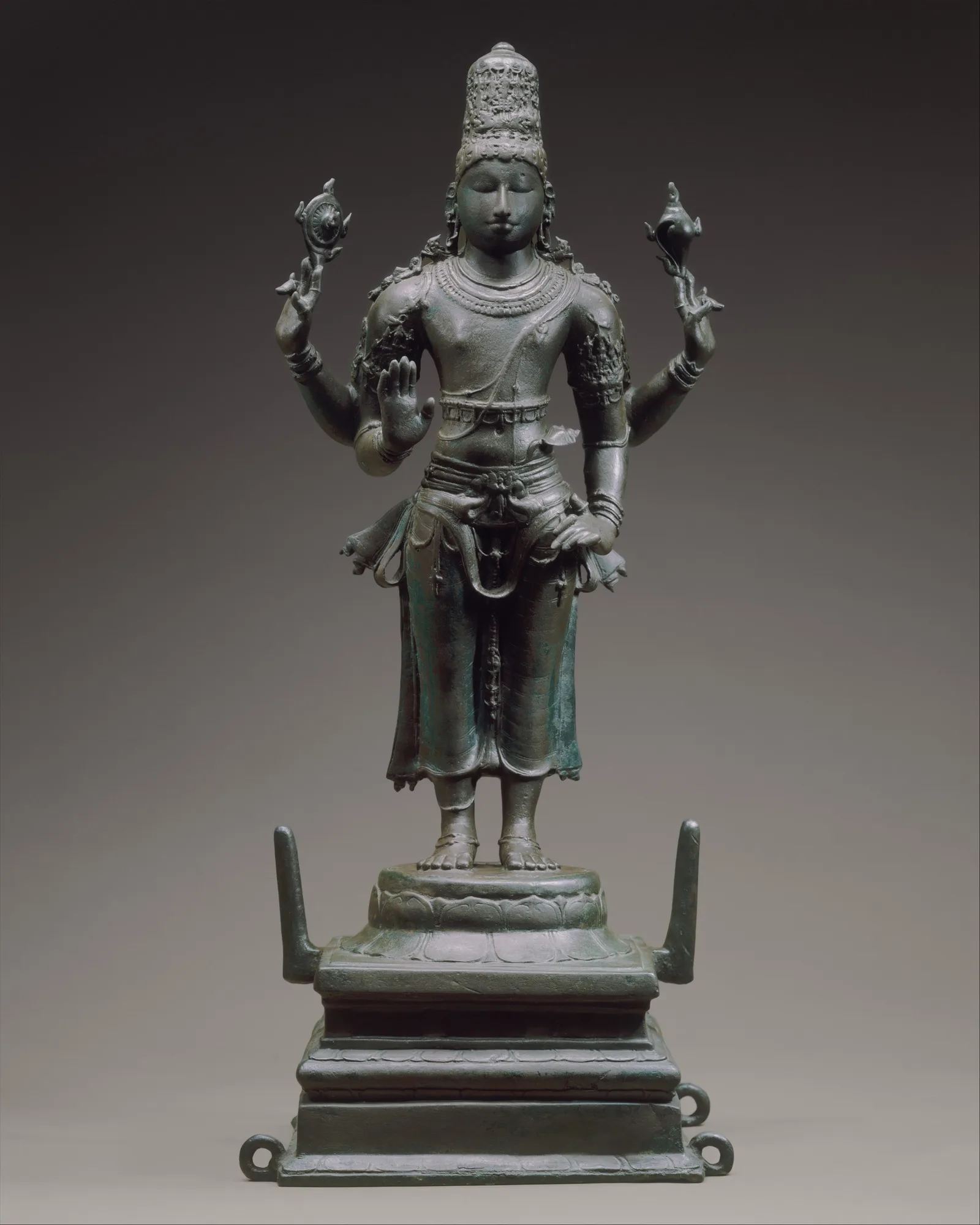 Figura de bronce de Vishnu de pie con cuatro brazos, sur de la India, Tamil Nadu