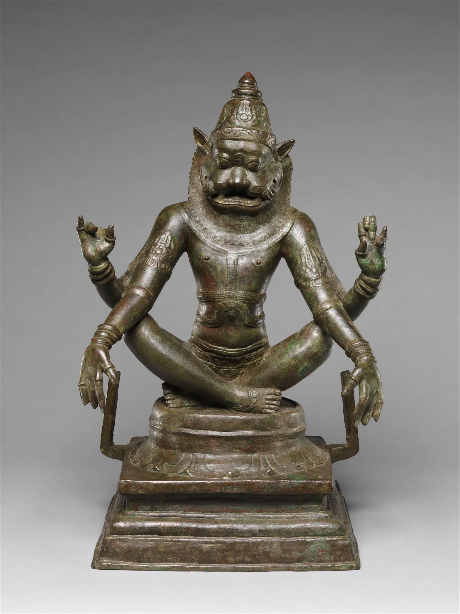 Figura de bronce de Yoga Narasimha, el avatar hombre león de Vishnu, Tamil Nadu
