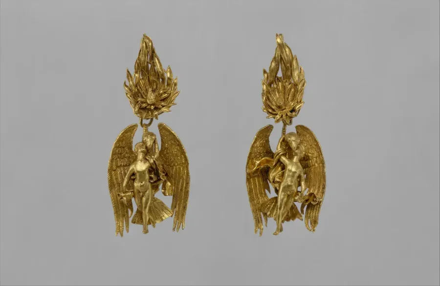 Par de pendientes griegos antiguos de oro con Ganimedes y el aguila, alrededor de 330 a. C.