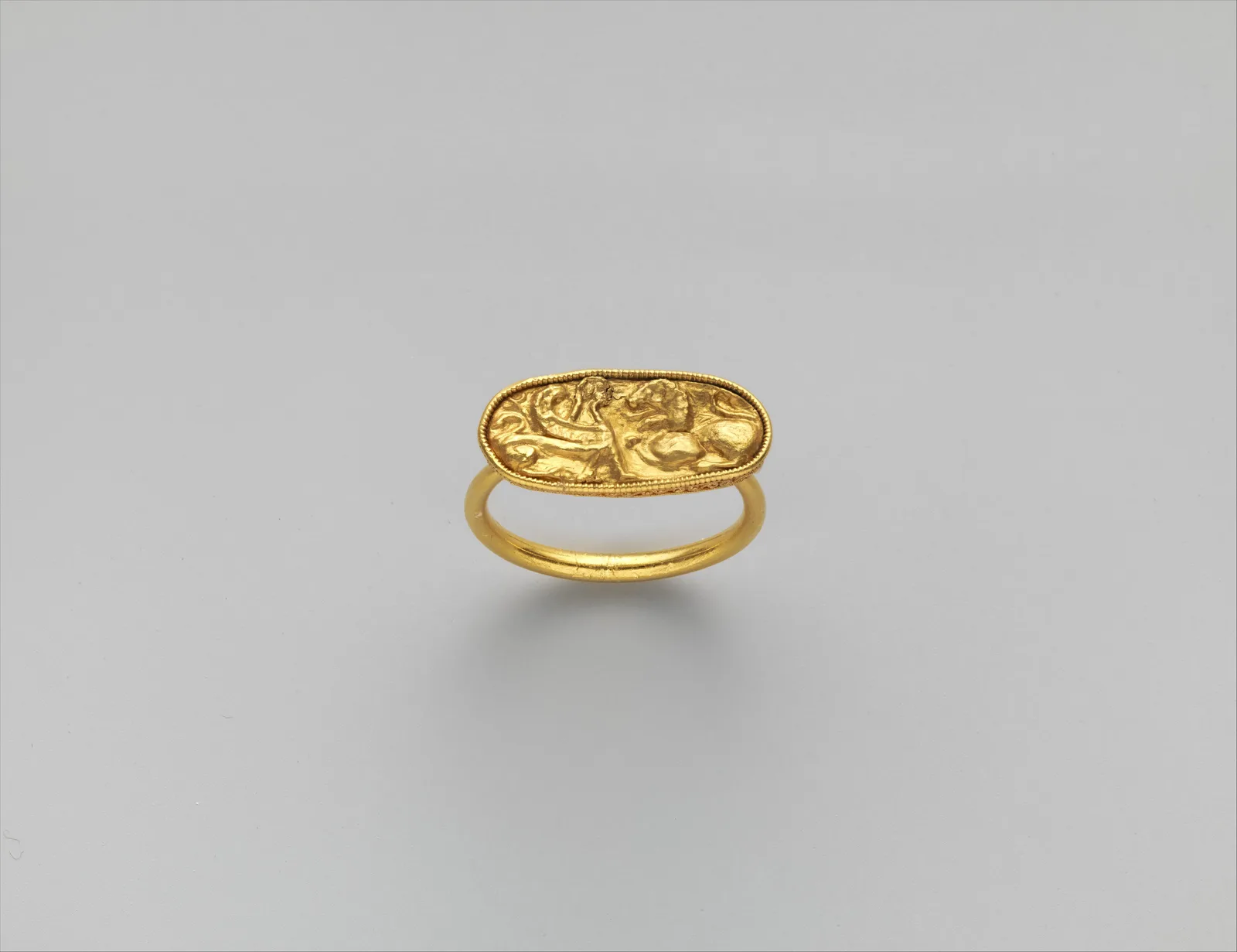 Antiguo anillo de oro con el hueco del engaste vacío del que se ha caído la piedra