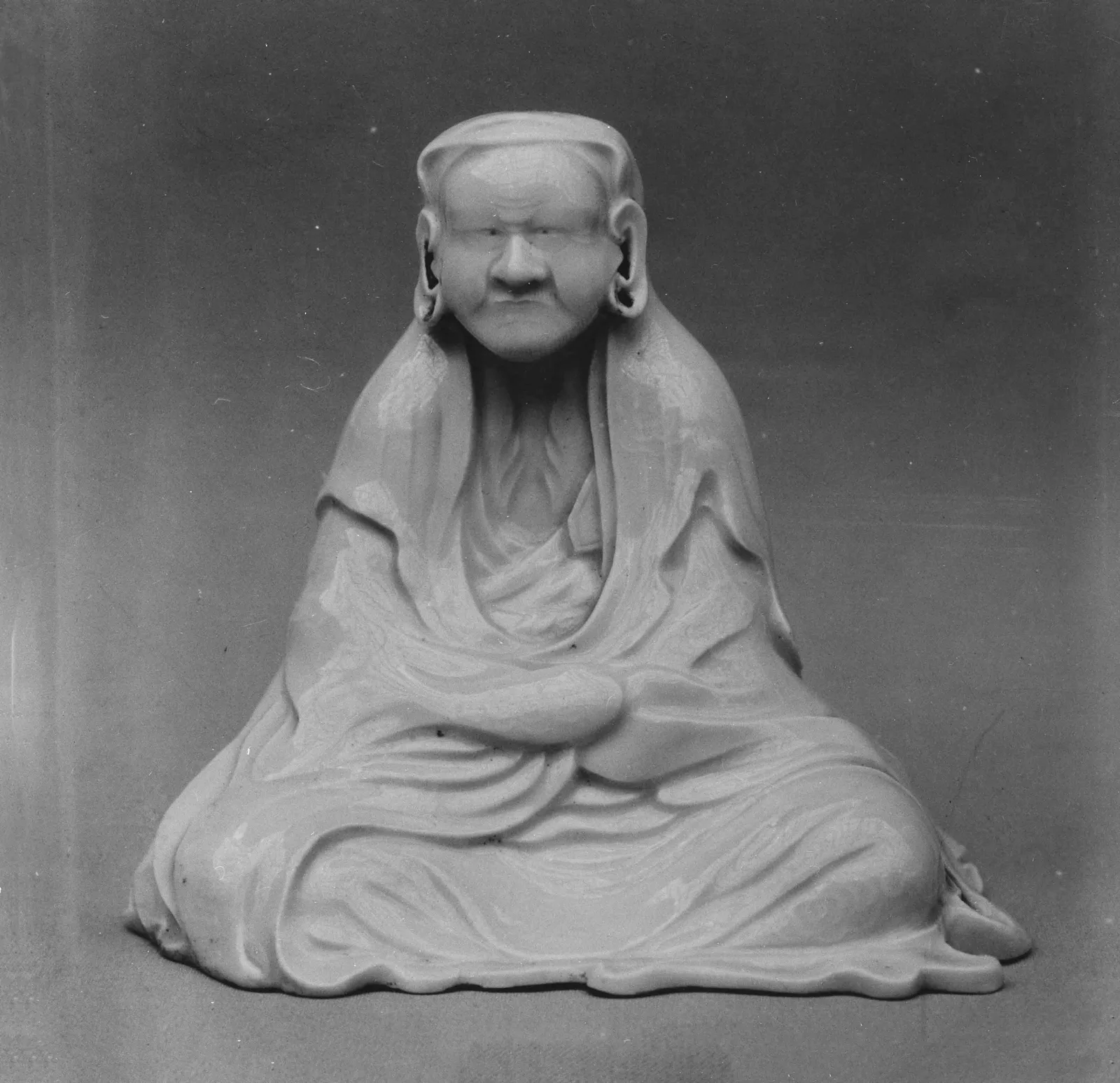 Figura de Daruma de porcelana blanca con relieve decorativo