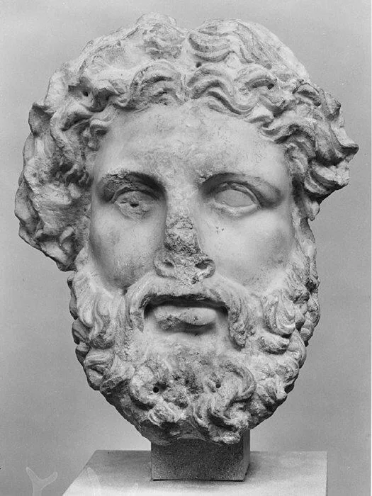 Cabeza de mármol de un dios, probablemente Zeus, obra griega de época helenística