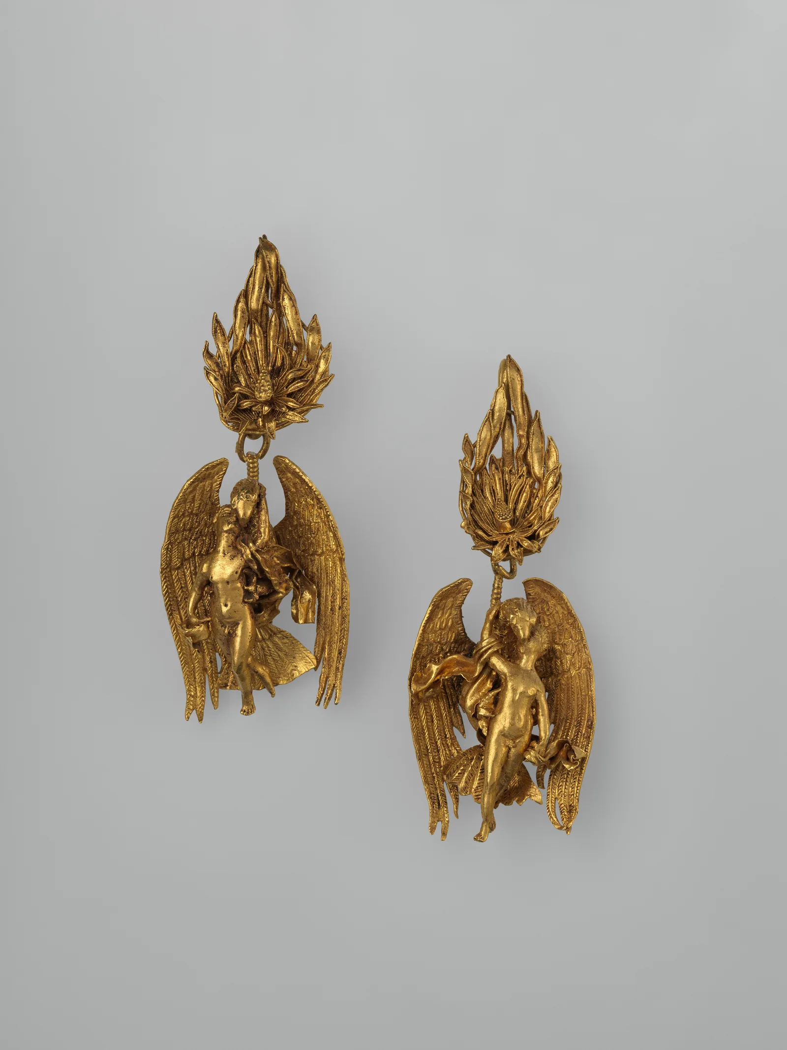 Par de pendientes de oro con Ganimedes en las garras del águila de Zeus, obra griega