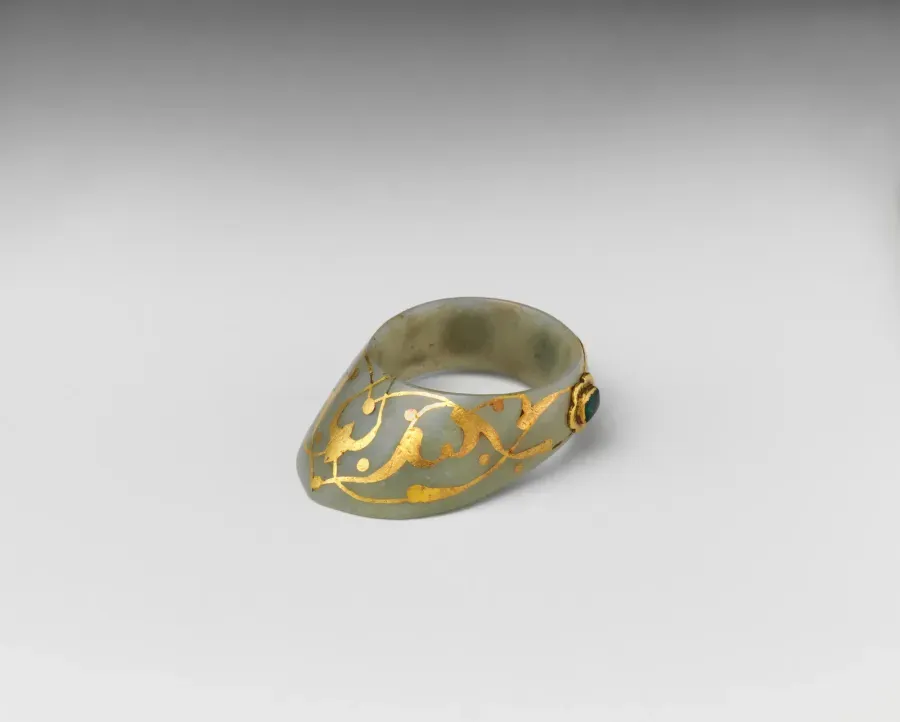 Anillo de pulgar otomano de jade con oro, esmeraldas y rubi