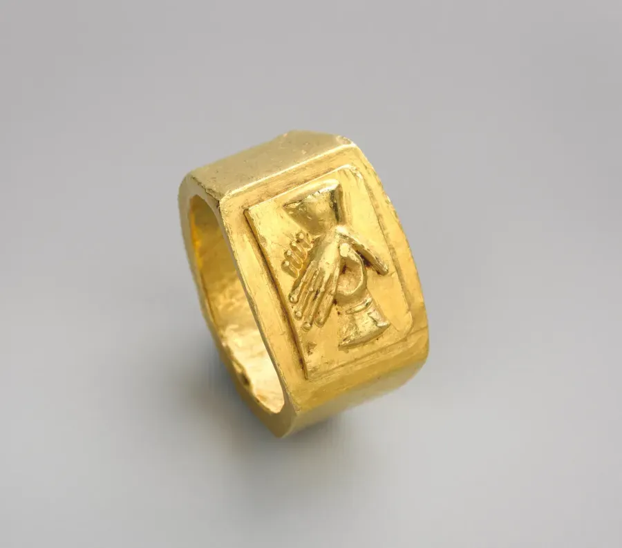 Anillo romano de oro con bisel grabado, siglo III
