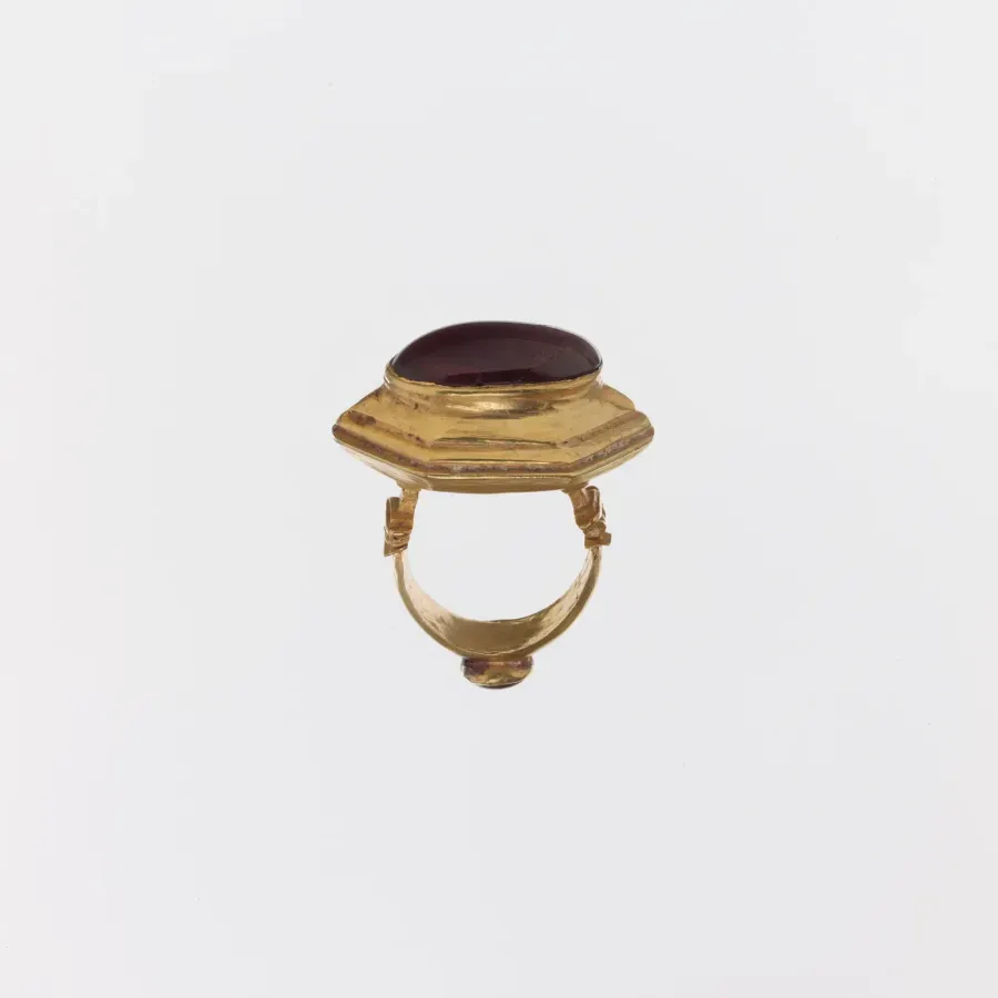 Anillo griego de oro con sello y cabujon de granate, siglos II-I a.C.