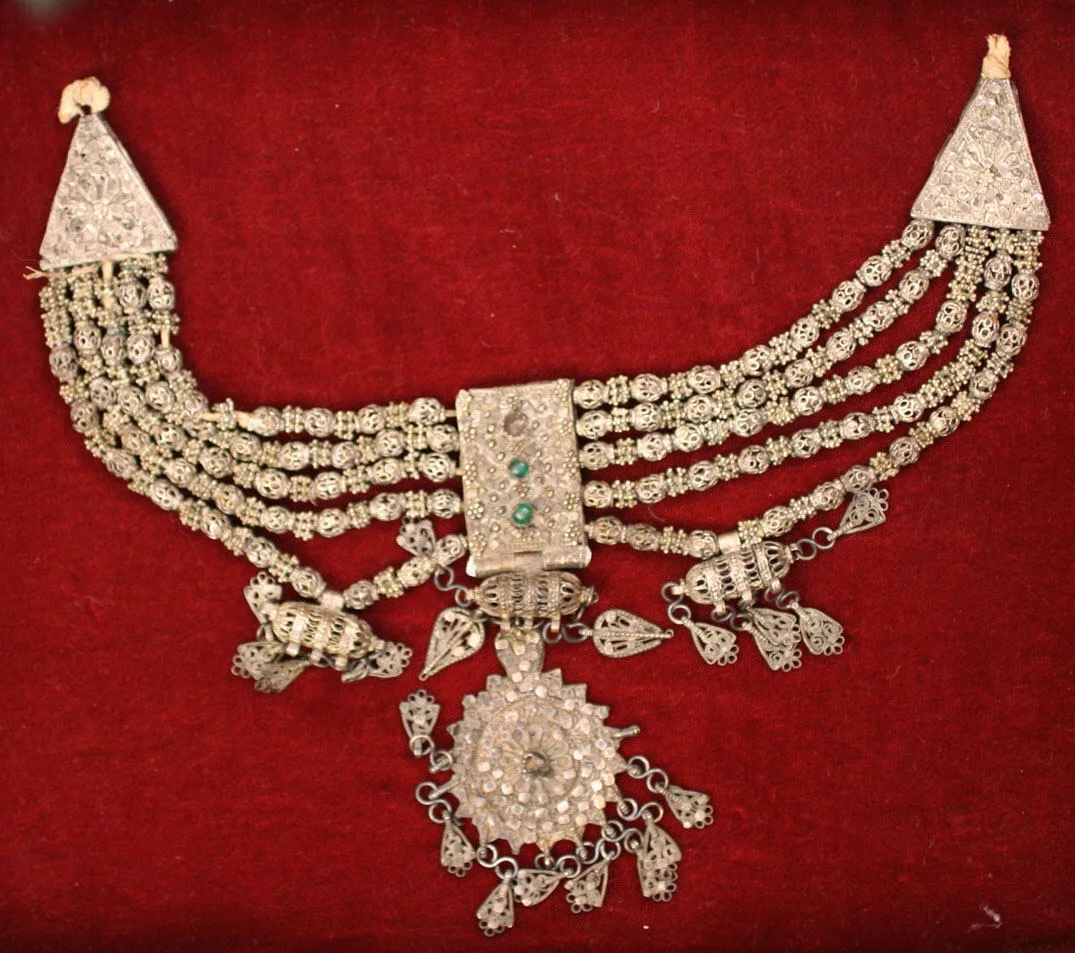 Antiguo collar judío de plata del siglo XIX de fina filigrana con colgante central
