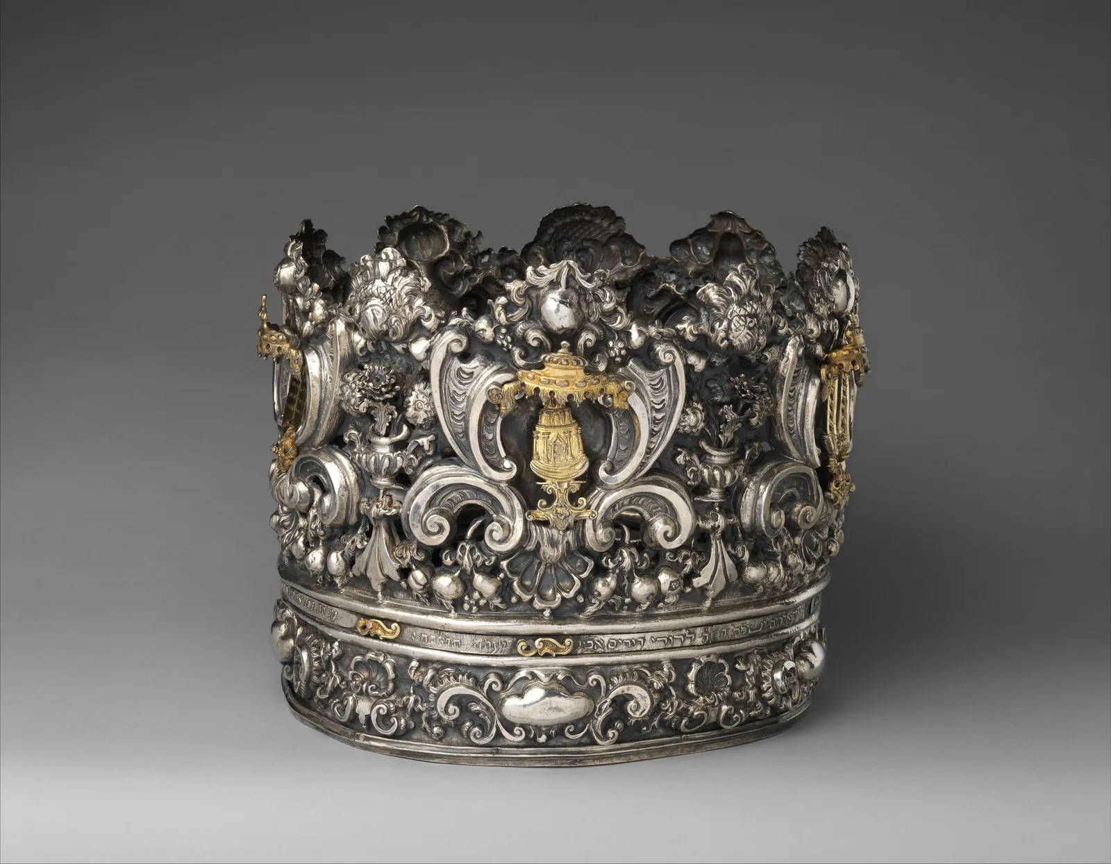 Corona de plata para el rollo de la Torá del siglo XVIII con decoración dorada y rico repujado