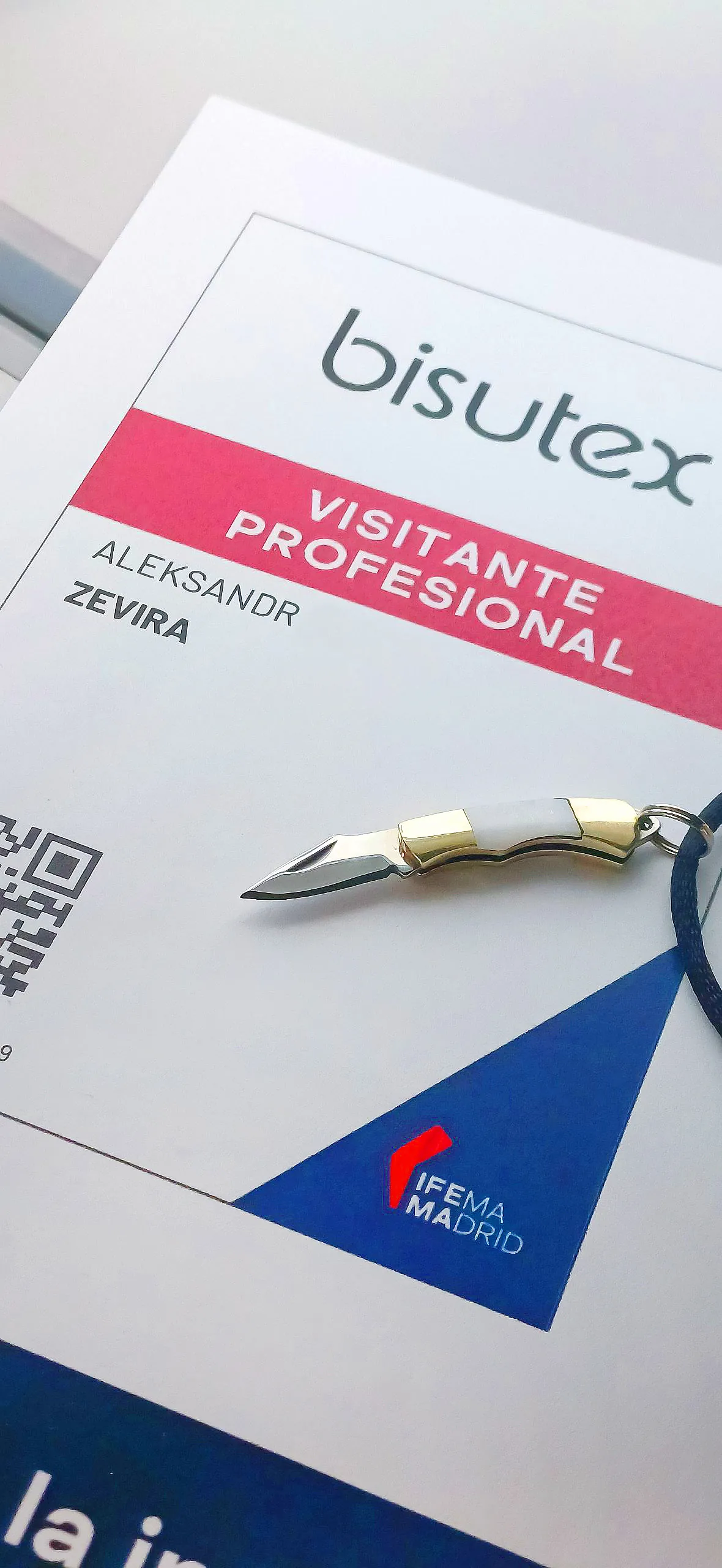 Acreditación de Zevira en IFEMA Madrid 2025 junto a una navaja Forja Española
