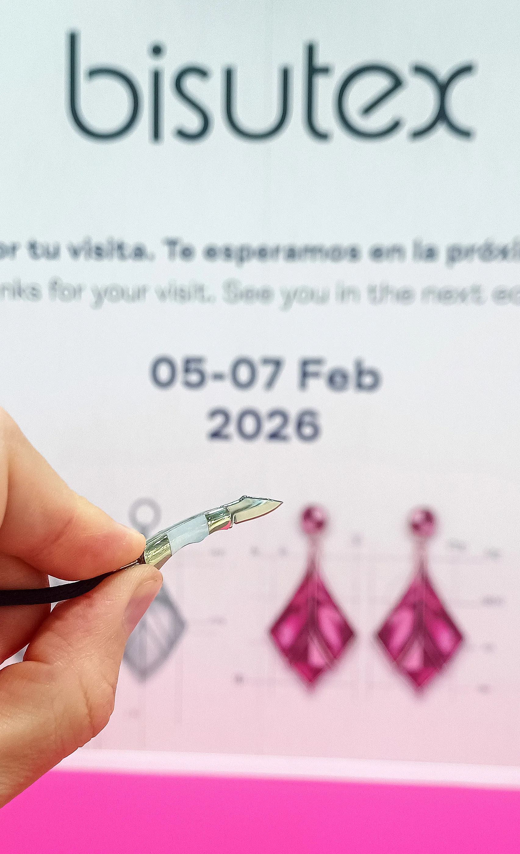 Navaja Zevira Forja Española sobre el fondo escenográfico de Bisutex, IFEMA Madrid 2025