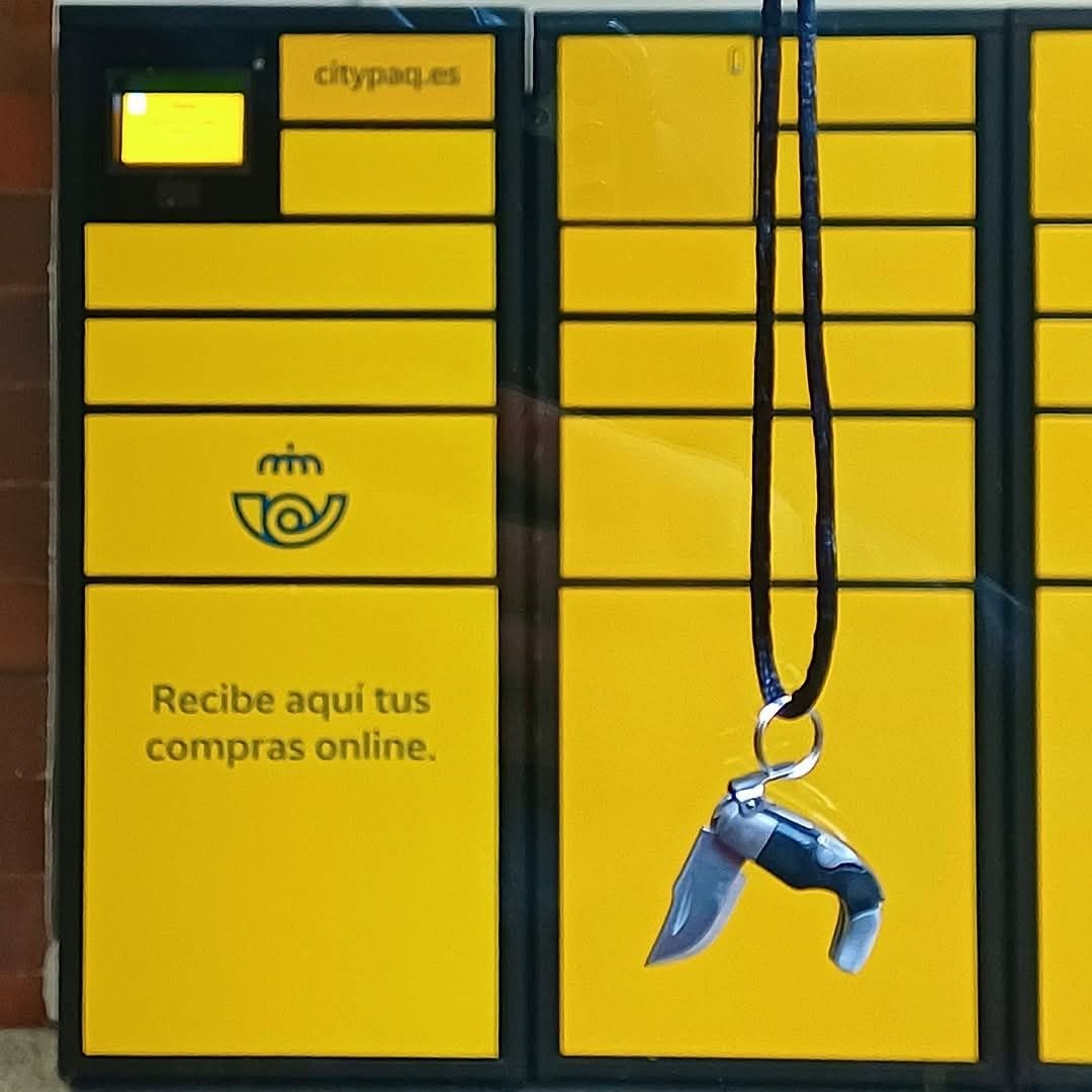 Nuestra pieza en un buzón de Correos