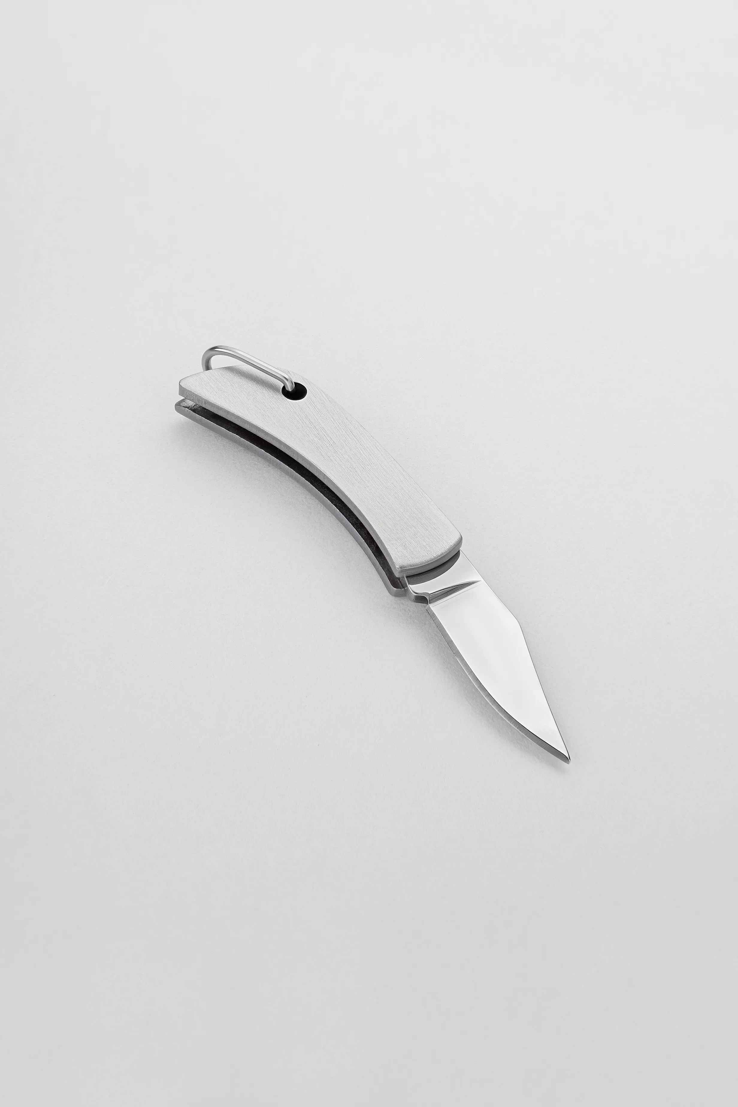 FROZEN KNIFE CURVE PENDANT